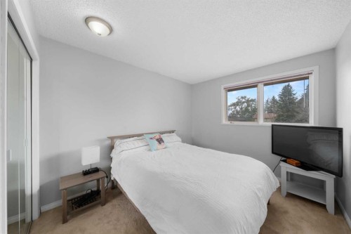 38 Suntree Lane, Okotoks, AB - Indoor Photo Showing Bedroom