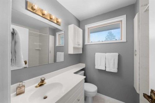 38 Suntree Lane, Okotoks, AB - Indoor Photo Showing Bathroom