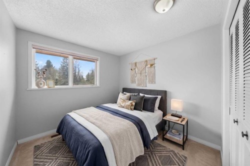 38 Suntree Lane, Okotoks, AB - Indoor Photo Showing Bedroom