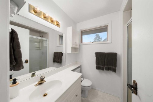38 Suntree Lane, Okotoks, AB - Indoor Photo Showing Bathroom