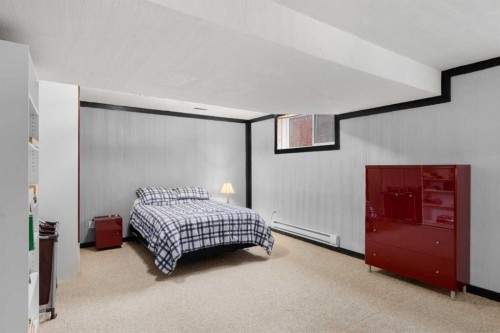 38 Suntree Lane, Okotoks, AB - Indoor Photo Showing Bedroom