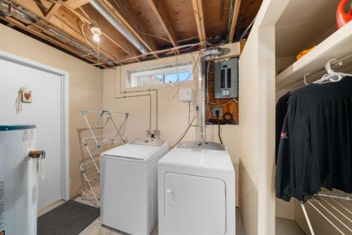 38 Suntree Lane, Okotoks, AB - Indoor Photo Showing Laundry Room