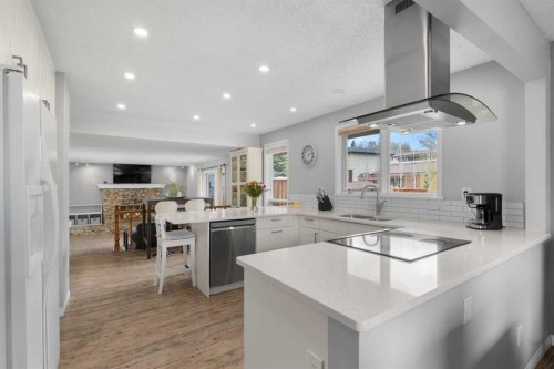 38 Suntree Lane, Okotoks, AB - Indoor Photo Showing Kitchen With Upgraded Kitchen