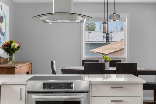 38 Suntree Lane, Okotoks, AB - Indoor Photo Showing Kitchen