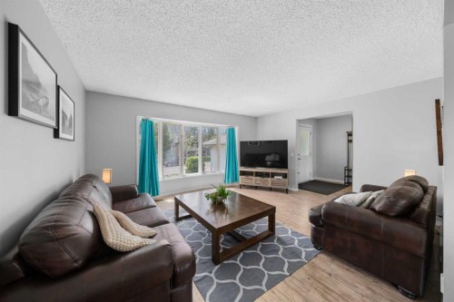 38 Suntree Lane, Okotoks, AB - Indoor Photo Showing Living Room