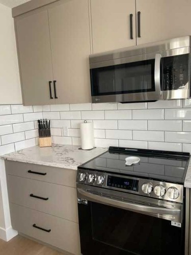 19 Mackay Drive Sw, Calgary, AB - Indoor Photo Showing Kitchen With Upgraded Kitchen