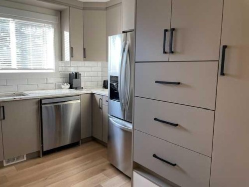 19 Mackay Drive Sw, Calgary, AB - Indoor Photo Showing Kitchen