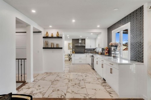 316 Templeton Circle Ne, Calgary, AB - Indoor Photo Showing Kitchen With Upgraded Kitchen