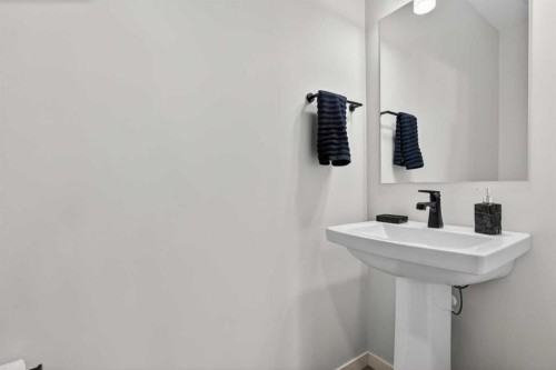 36 Royston Rise Nw, Calgary, AB - Indoor Photo Showing Bathroom