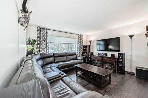 144 Copperpond Parade Se, Calgary, AB - Indoor Photo Showing Living Room