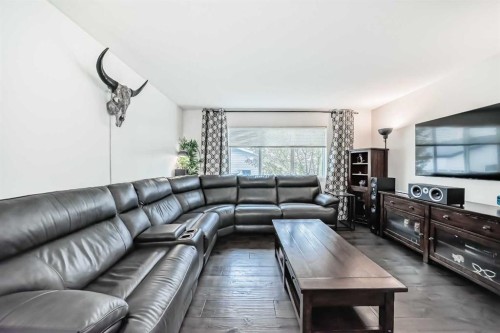 144 Copperpond Parade Se, Calgary, AB - Indoor Photo Showing Living Room