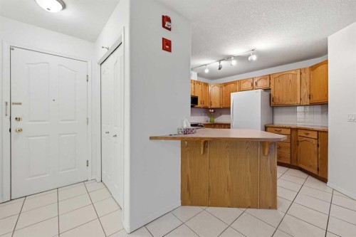 439-165 Manora Place Ne, Calgary, AB - Indoor Photo Showing Kitchen