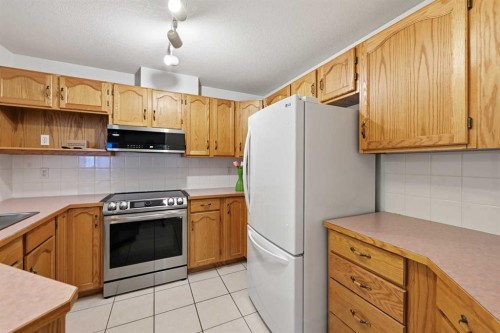 439-165 Manora Place Ne, Calgary, AB - Indoor Photo Showing Kitchen