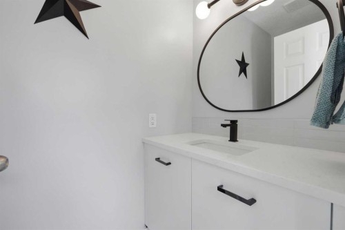 160 Silvergrove Hill Nw, Calgary, AB - Indoor Photo Showing Bathroom