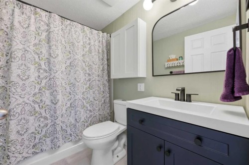 160 Silvergrove Hill Nw, Calgary, AB - Indoor Photo Showing Bathroom