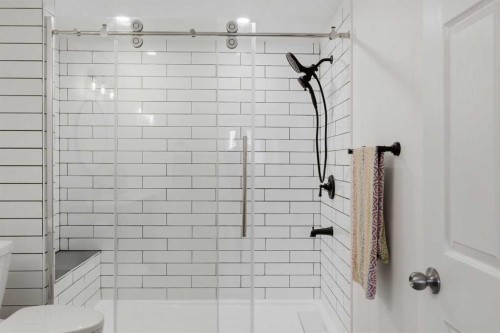 160 Silvergrove Hill Nw, Calgary, AB - Indoor Photo Showing Bathroom