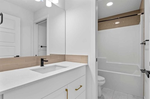 131 Corner Glen Grove Ne, Calgary, AB - Indoor Photo Showing Bathroom