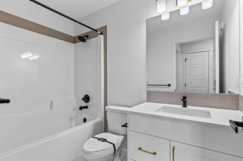 131 Corner Glen Grove Ne, Calgary, AB - Indoor Photo Showing Bathroom