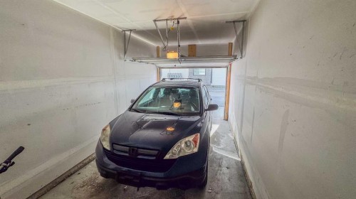 19637 48 Street Se, Calgary, AB - Indoor Photo Showing Garage