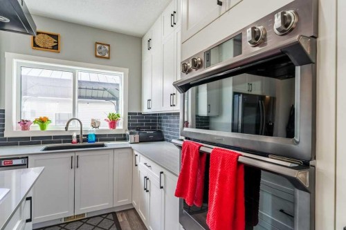110 Hillcrest Close Sw, Airdrie, AB - Indoor Photo Showing Kitchen