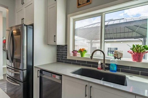 110 Hillcrest Close Sw, Airdrie, AB - Indoor Photo Showing Kitchen