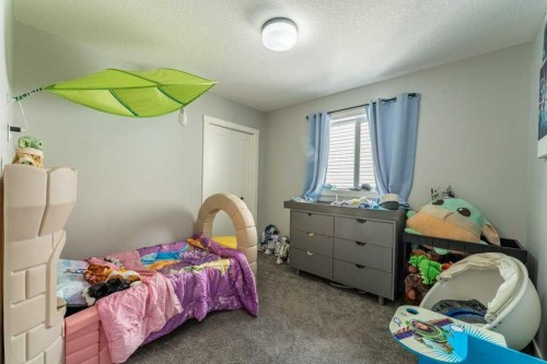 110 Hillcrest Close Sw, Airdrie, AB - Indoor Photo Showing Bedroom