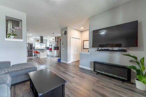 110 Hillcrest Close Sw, Airdrie, AB - Indoor Photo Showing Living Room