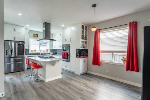 110 Hillcrest Close Sw, Airdrie, AB - Indoor Photo Showing Kitchen