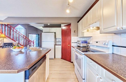 132 Somercrest Close Sw, Calgary, AB - Indoor Photo Showing Kitchen