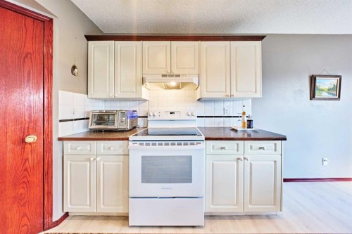 132 Somercrest Close Sw, Calgary, AB - Indoor Photo Showing Kitchen