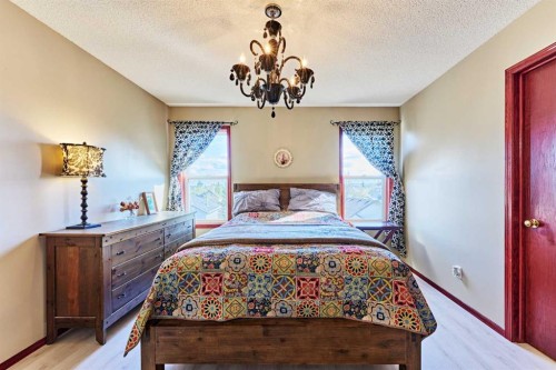 132 Somercrest Close Sw, Calgary, AB - Indoor Photo Showing Bedroom