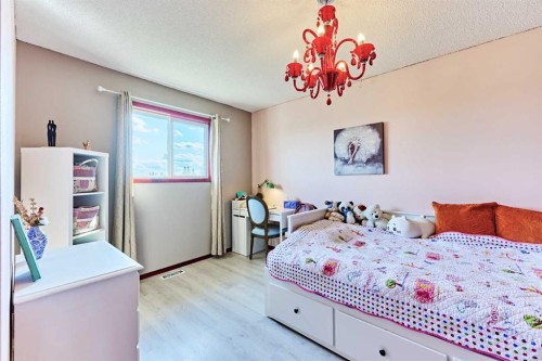 132 Somercrest Close Sw, Calgary, AB - Indoor Photo Showing Bedroom