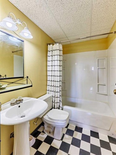 132 Somercrest Close Sw, Calgary, AB - Indoor Photo Showing Bathroom