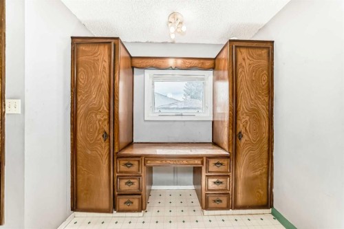 8016 33 Avenue Nw, Calgary, AB - Indoor Photo Showing Other Room