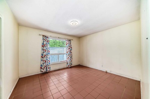 8016 33 Avenue Nw, Calgary, AB - Indoor Photo Showing Other Room