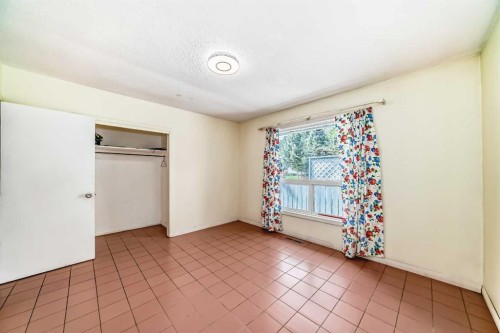 8016 33 Avenue Nw, Calgary, AB - Indoor Photo Showing Other Room