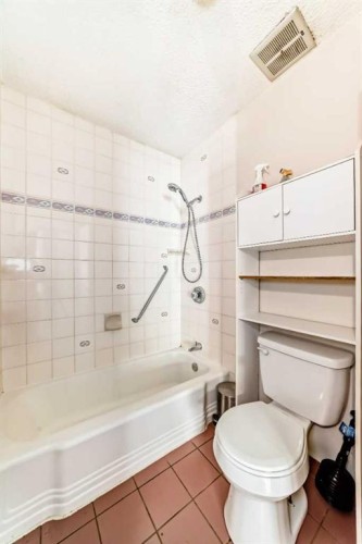 8016 33 Avenue Nw, Calgary, AB - Indoor Photo Showing Bathroom