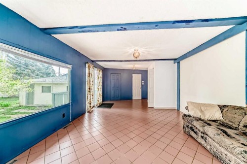 8016 33 Avenue Nw, Calgary, AB - Indoor Photo Showing Other Room