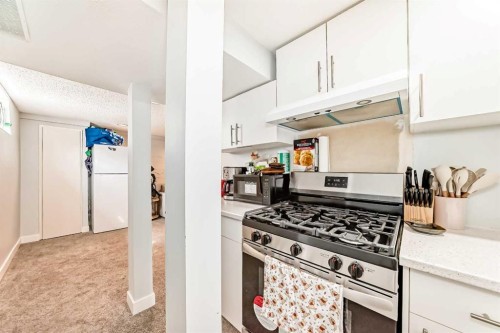 8016 33 Avenue Nw, Calgary, AB - Indoor Photo Showing Kitchen