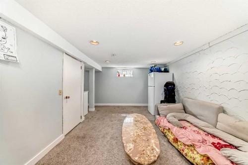 8016 33 Avenue Nw, Calgary, AB - Indoor Photo Showing Other Room