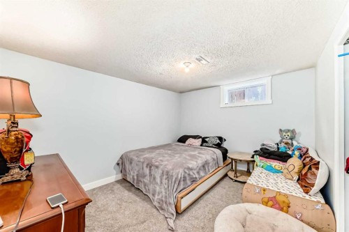 8016 33 Avenue Nw, Calgary, AB - Indoor Photo Showing Bedroom