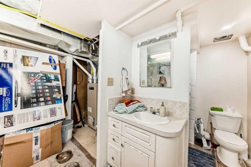 8016 33 Avenue Nw, Calgary, AB - Indoor Photo Showing Bathroom
