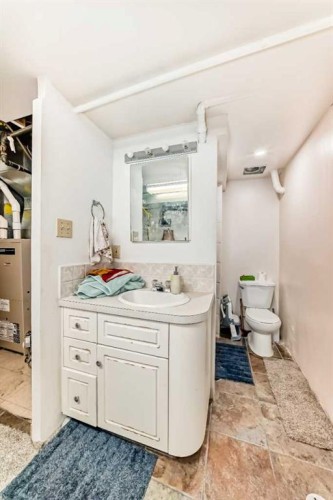 8016 33 Avenue Nw, Calgary, AB - Indoor Photo Showing Bathroom