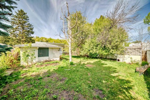 8016 33 Avenue Nw, Calgary, AB - Outdoor