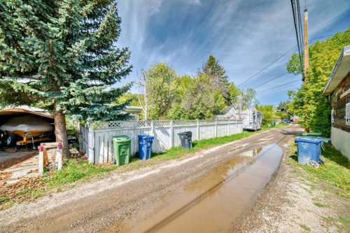 8016 33 Avenue Nw, Calgary, AB - Outdoor