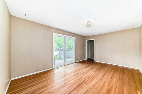 8016 33 Avenue Nw, Calgary, AB - Indoor Photo Showing Other Room