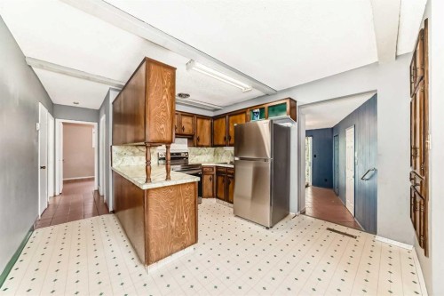 8016 33 Avenue Nw, Calgary, AB - Indoor Photo Showing Kitchen