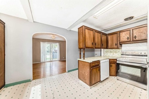 8016 33 Avenue Nw, Calgary, AB - Indoor Photo Showing Kitchen