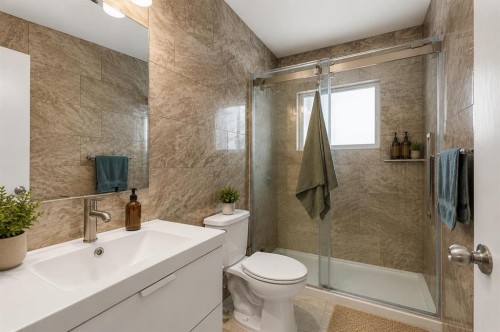 2812 24 Street Nw, Calgary, AB - Indoor Photo Showing Bathroom