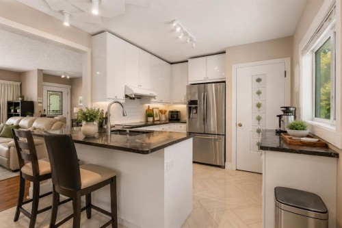 2816 24 Street Nw, Calgary, AB - Indoor Photo Showing Kitchen With Upgraded Kitchen